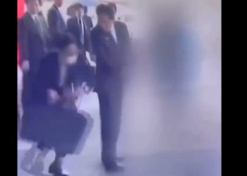 Momentul în care premierul Japoniei este salvat de o gardă de corp de o presupusă tentativă de asasinat