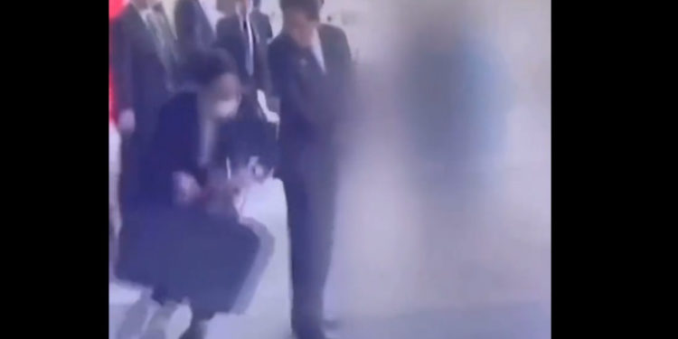 Momentul în care premierul Japoniei este salvat de o gardă de corp de o presupusă tentativă de asasinat