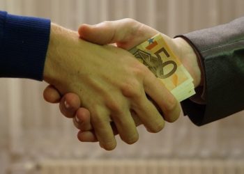 Ar fi încercat să mituiască un polițist de frontieră. O tânără din Ucraina, plasată în izolatorul CNA