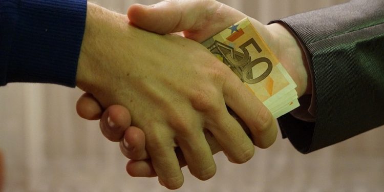 Ar fi încercat să mituiască un polițist de frontieră. O tânără din Ucraina, plasată în izolatorul CNA