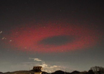 Un inel uriaș de lumină roșie a apărut într-o noapte deasupra Italiei precum un OZN gigantic. Cum se explică acest fenomen straniu