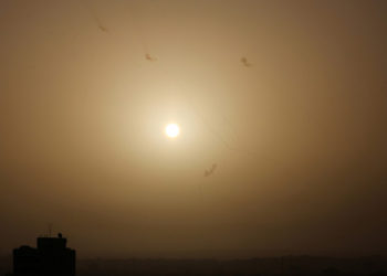 Zeci de rachete au fost lansate din Liban în nordul Israelului. Spațiul aerian a fost închis