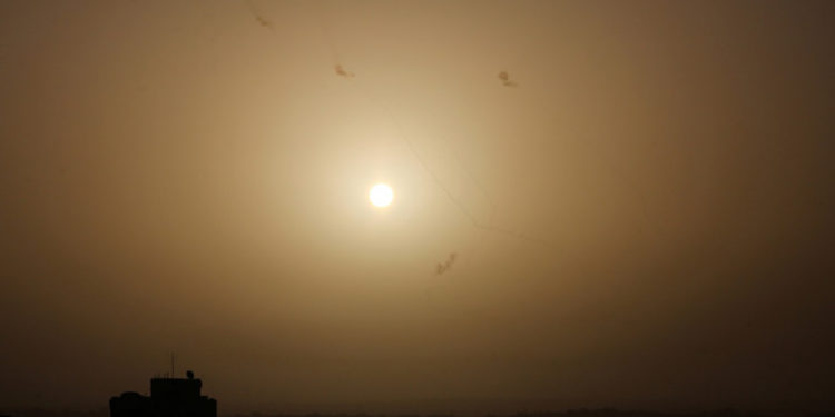 Zeci de rachete au fost lansate din Liban în nordul Israelului. Spațiul aerian a fost închis