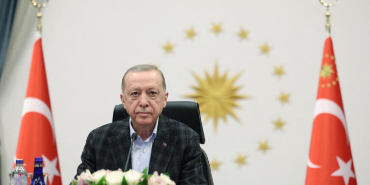 Erdogan și-a anulat a 3-a zi la rând deplasarea în campanie electorală. Președintele bolnav a inaugurat un pod prin videoconferință | VIDEO