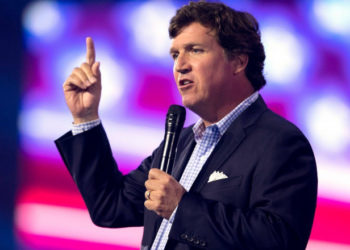 Principala vedetă a Fox News părăsește televiziunea. Plecarea lui Tucker Carlson vine după procesul care a costat Fox 800 de milioane