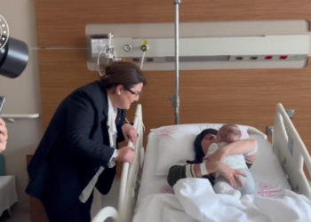 „Copilul miracol”, fetița care a supraviețuit 5 zile sub dărâmături în Turcia, și-a regăsit mama la două luni după cutremur