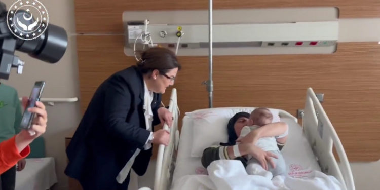 „Copilul miracol”, fetița care a supraviețuit 5 zile sub dărâmături în Turcia, și-a regăsit mama la două luni după cutremur