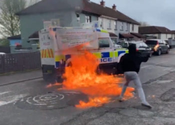 Violențe de stradă în Irlanda de Nord, înaintea vizitei lui Biden. Manifestanţii au atacat cu cocktailuri Molotov o mașină de poliţie | VIDEO