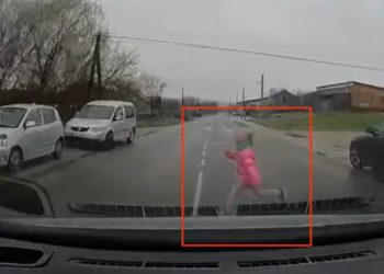 Чудом избежали трагедии: в Яловенах ребенок выскочил под колеса машины | VIDEO