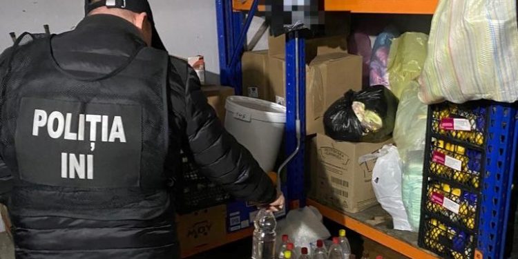 Vindea ilegal spirt și țăgări și spirt în piața din Cimișlia. Antreprenorul riscă să nu mai poată desfășura activități economice | VIDEO