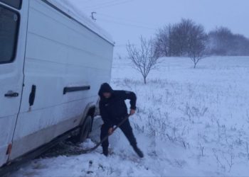 Ninge în aprilie cum nu a nins toată iarna: În nordul țării, mai multe mașini au rămas blocate în zăpadă | VIDEO