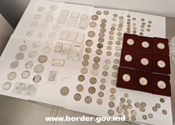 Voia să introducă în Moldova 177 monede și 9 lingouri din argint. Cetățean SUA, documentat pe Aeroportul din Chișinău | VIDEO