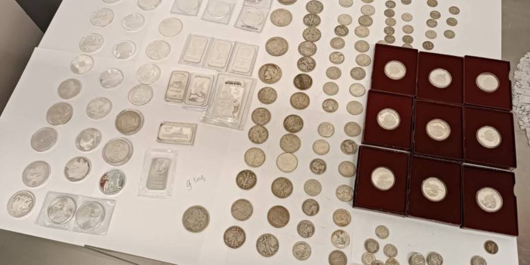 Voia să introducă în Moldova 177 monede și 9 lingouri din argint. Cetățean SUA, documentat pe Aeroportul din Chișinău | VIDEO