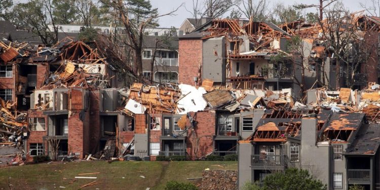 Убийственные торнадо в США: есть разрушения и жертвы | FOTO