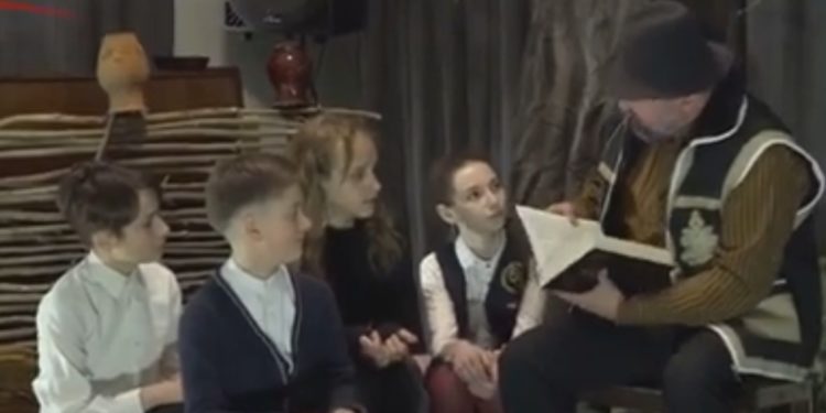 Spectacolul „Acasă de Paști”, prezentat pe scena Centrului Raional de Cultură „Andrei Suruceanu” din Orhei. Copiii au evoluat alături de un actor profesionist | VIDEO