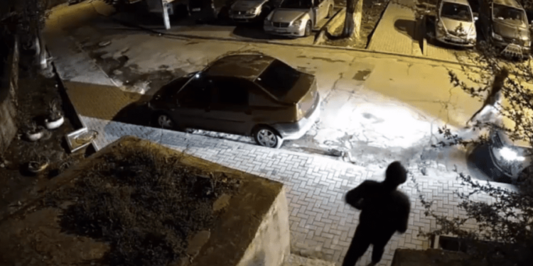 La Buiucani un adolescent a fost jefuit noaptea în stradă. Avea la el o geantă plină cu bani și carduri bancare | VIDEO