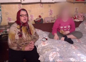 Locuiește într-o casă gata să se prăbușească și zilnic își cară fiica bolnavă în spate 1km pentru îngrijiri medicale. Povestea cutremurătoare a unei locuitoare a raionului Ungheni | VIDEO