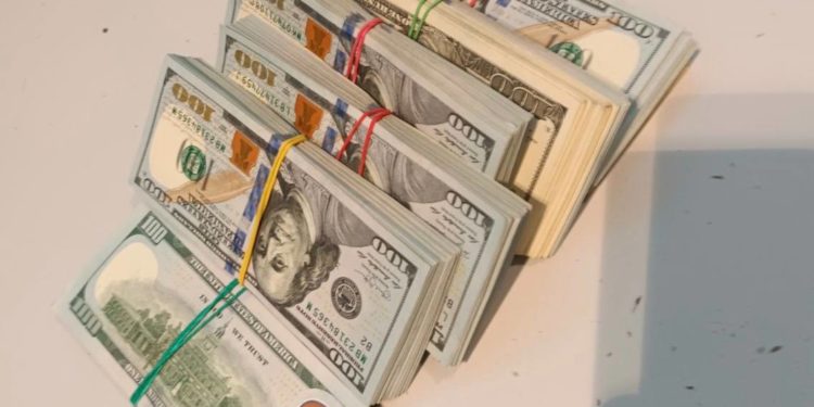 Circa 55.000 de dolari, găsiți în valiza unui cetățean străin ce urma să zboare spre Varșovia | VIDEO