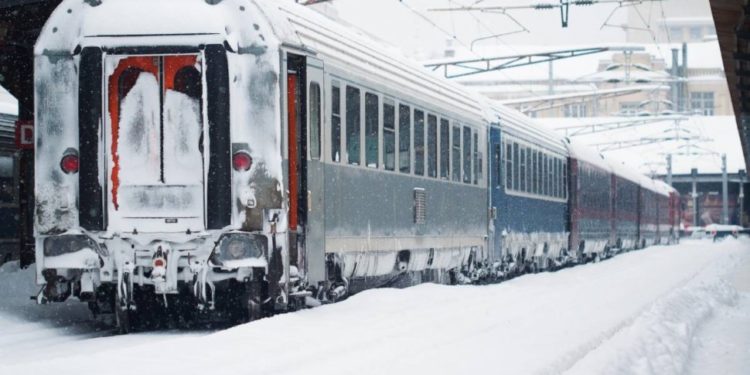 Trenul Chişinău-Bucureşti întârzie cu peste 6 ore. A rămas blocat la graniţa cu România din cauza zăpezii