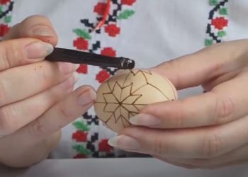 Tradiția de a încondeia ouă cu ceară, păstrată cu sfințenie la Butuceni, Orhei. Secrete ale îndeletnicirii, dezvăluite de meșterița Mihaela Dragoman | VIDEO