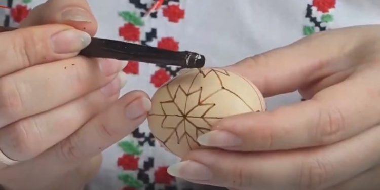 Tradiția de a încondeia ouă cu ceară, păstrată cu sfințenie la Butuceni, Orhei. Secrete ale îndeletnicirii, dezvăluite de meșterița Mihaela Dragoman | VIDEO