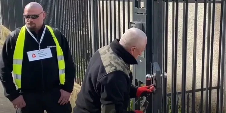 Мэрия и полиция Варшавы заблокировали ворота школы при посольстве РФ