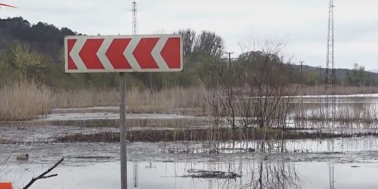 Străzile orașului Strășeni și un drum ce duce spre Bălți, inundate după ce râul Bîc a ieșit din maluri. Primarul: De vină este un un antreprenor local, care a schimbat cursul apei | VIDEO