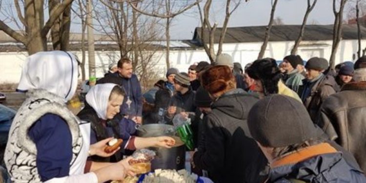 „Am studii superioare, vreau să lucrez, dar nu am unde”. Dezvăluirile oamenilor străzii care vin să se hrănească la Casa de Milostenie „Sf. Cneaghină Elizaveta” | VIDEO