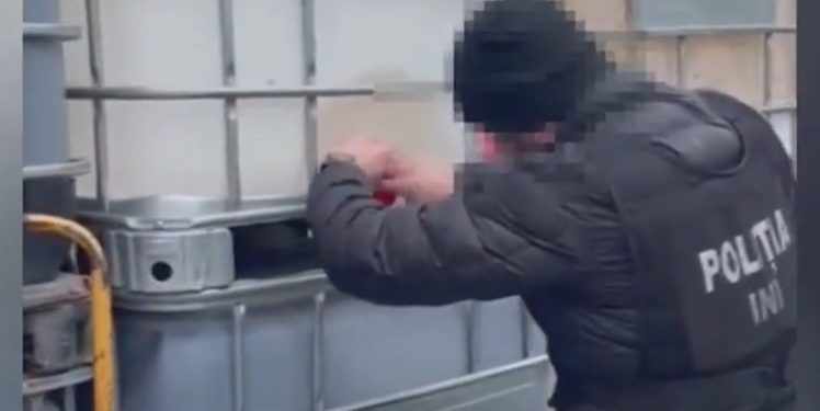 Vindea vin spumant atât persoanelor fizice cât și antreprenorilor. Noi detalii despre orheianul care îmbutelia alcool în garaj | VIDEO