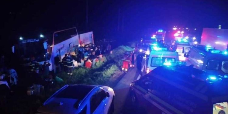 MAEIE despre accidentul din România, unde un autocar ce se îndrepta spre R. Moldova a ajuns în șanț: Unul din răniți e cetățean moldovean | VIDEO