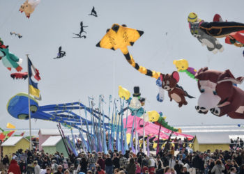 Un bătrân de 76 de ani a intrat cu mașina într-o mulțime de oameni adunați la un festival de zmeie. Cum s-a petrecut accidentul