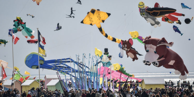 Un bătrân de 76 de ani a intrat cu mașina într-o mulțime de oameni adunați la un festival de zmeie. Cum s-a petrecut accidentul