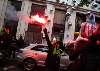 Proteste violente în Franța. Oamenii au luat cu asalt sediul Louis Vuitton. Francezii așteaptă azi decizia privind pensiile | VIDEO