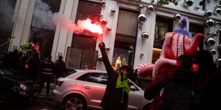 Proteste violente în Franța. Oamenii au luat cu asalt sediul Louis Vuitton. Francezii așteaptă azi decizia privind pensiile | VIDEO