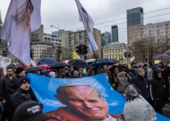 Mii de polonezi au ieșit în stradă în Varşovia, după ce fostul papă Ioan Paul al II-lea a fost acuzat că a ascuns fapte de pedofilie