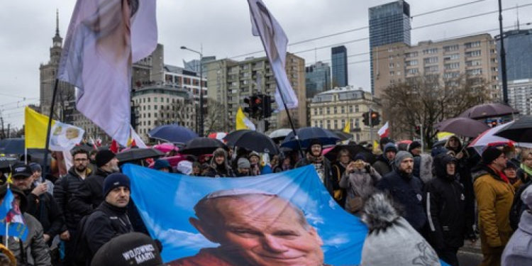 Mii de polonezi au ieșit în stradă în Varşovia, după ce fostul papă Ioan Paul al II-lea a fost acuzat că a ascuns fapte de pedofilie