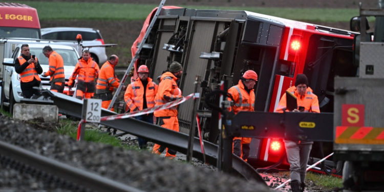 Trenuri deraiate în Elveția în timpul unei furtuni: 15 răniți. Vântul a bătut cu aproape 140 km/h