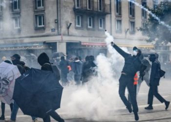 Почти 300 демонстрантов арестованы, более 100 полицейских ранены: Первомайские акции во Франции переросли в стычки