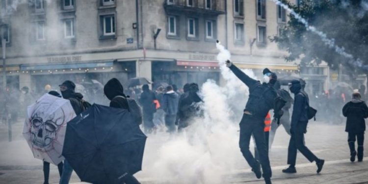 Почти 300 демонстрантов арестованы, более 100 полицейских ранены: Первомайские акции во Франции переросли в стычки