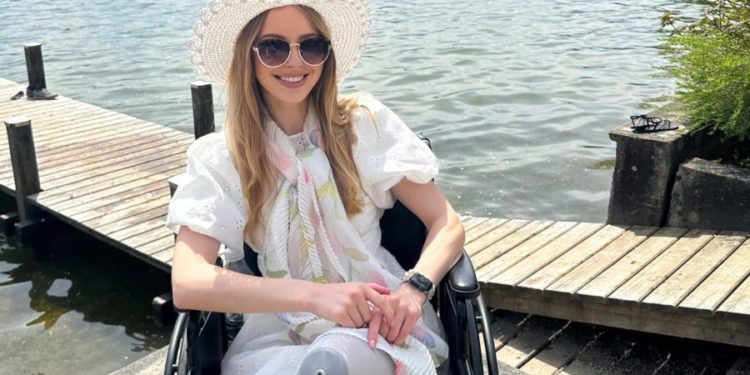 Marcela Paladi, tânara care a rămas fără picioare în urma tragicului accident, învață să meargă din nou | VIDEO