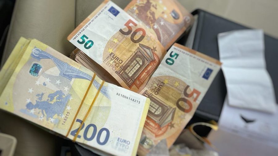 50 Тысяч евро. Валюта Молдавии. Дьявол евро деньги.