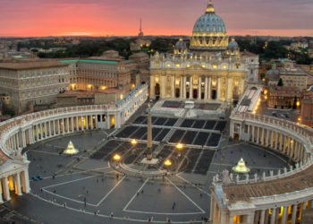 В Ватикане открыли стрельбу: неизвестный ворвался в город на машине