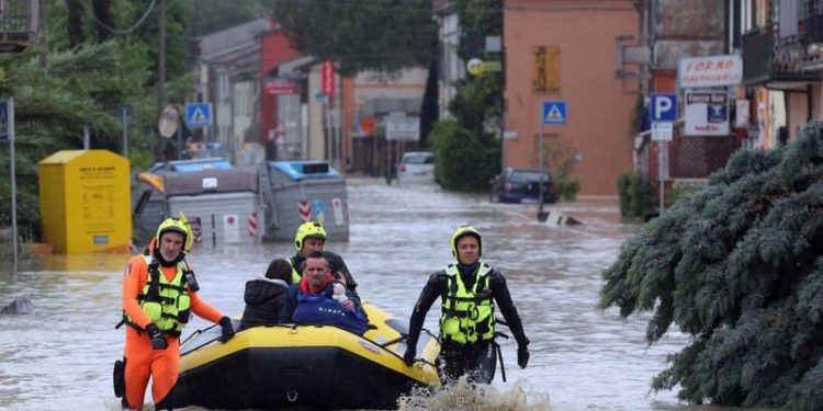 В Италии продолжает расти число жертв разрушительных наводнений. Более 13 тыс. человек покинули свои дома | VIDEO