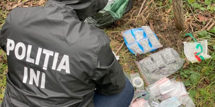 Наркотики на 1,5 миллиона леев: Правоохранители задержали двух подростков