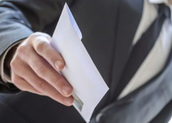 Сотрудник Центра по борьбе с торговлей людьми потребовал 25 000 евро, чтобы закрыть дело