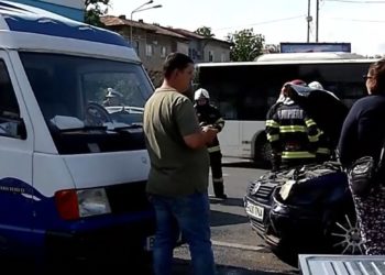 Accident ciudat în Bucureşti. Doi oameni, la spital, fără a fi atinşi de maşinile care s-au lovit: o femeie a fost arsă, un bărbat s-a înecat cu mâncare