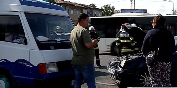 Accident ciudat în Bucureşti. Doi oameni, la spital, fără a fi atinşi de maşinile care s-au lovit: o femeie a fost arsă, un bărbat s-a înecat cu mâncare