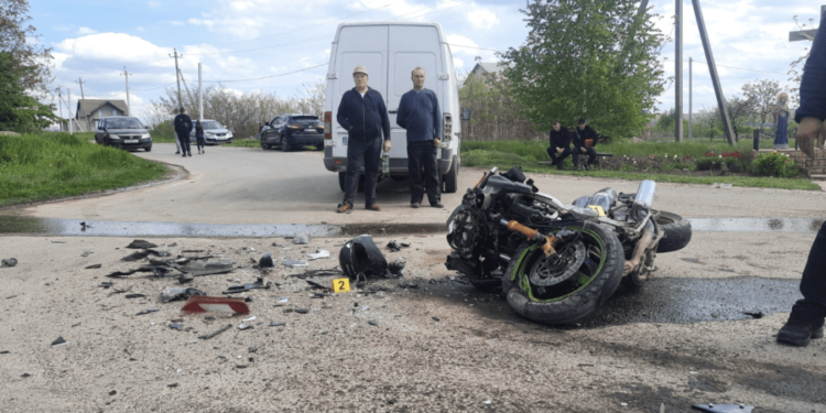 17-летнего подростка, пострадавшего в результате ДТП в Сороках срочно доставили в Кишинев