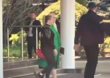 После четырёх часов в аэропорту Марину Таубер увезли в сопровождении сотрудников НАЦ. Адвокаты: Это злоупотребление со стороны прокуратуры | VIDEO