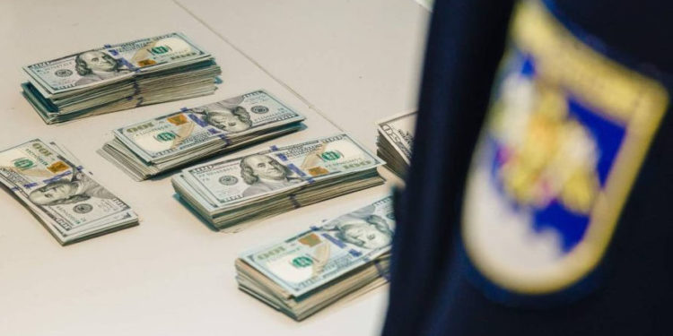 В аэропорту Кишинева у пассажирки рейса в Анталию нашли почти $40 тысяч